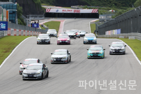 2025 오네(O-NE) 슈퍼레이스 챔피언십 중 프리우스 PHEV 클래스 스타트 모습. (사진=황병우 기자)