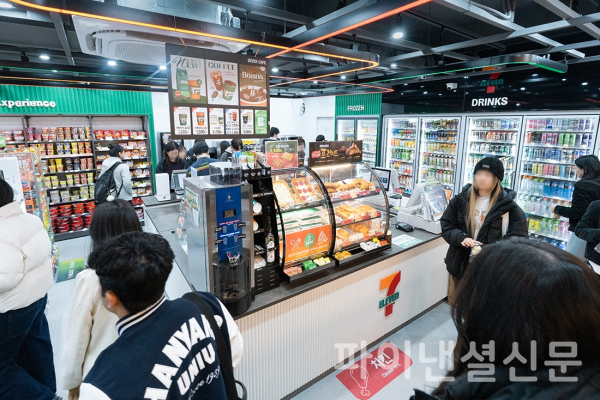 뉴웨이브 한양대프라자점을 이용하는 대학생 모습 (사진=세븐일레븐)
