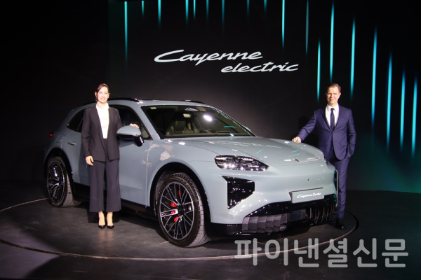 19일 기자간담회에서 100대 한정 모델 '파나메라 레드 익스클루시브'과 함께 공개된 포르쉐의 새로운 전동화 SUV '카이엔 일렉트릭' 옆에서 포르쉐AG 해외 신흥 시장 총괄 크리스티아네 초른 부사장(왼쪽)과 포르쉐코리아 마티아스 부세 대표가 포즈를 취하고 있다. (사진=황병우 기자)