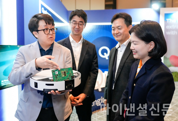 20일 그랜드 하얏트 서울 호텔에서 열린 주한미국상공회의소(AMCHAM, 암참) 연례행사에서 삼성전자 직원이 참석자들에게 2026년형 '비스포크 AI 스팀'의 특장점을 소개하고 있다. (사진=삼성전자)