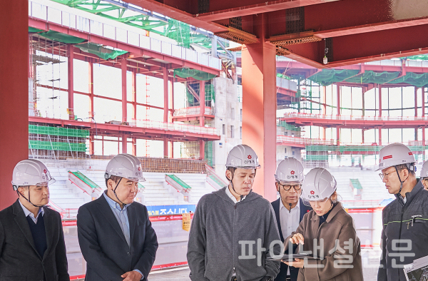 정용진 신세계그룹 회장이 23일 스타필드 청라 건설 현장을 찾아 프로젝트 진행 상황을 직접 점검하고 있다. 뒤에 보이는 게 돔구장으로 건설 중인 멀티스타디움이다. (왼쪽부터) 김재섭 신세계야구단 대표, 강승협 신세계건설 대표, 정용진 신세계그룹 회장, 임영록 신세계그룹 경영전략실장 겸 신세계프라퍼티 대표(사장), 하수진 신세계프라퍼티 디자인랩 담당, 전윤석 신세계건설 ‘스타필드 청라’ 현장소장 (사진=신세계그룹)