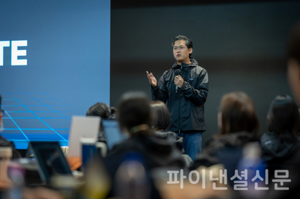 'AI 스프린톤' 행사 첫날 키노트 스피커로 나선 NHN 정우진 대표는 AI 시대에 대응하는 '실행 중심'의 조직 문화를 강조했다. (사진=NHN)