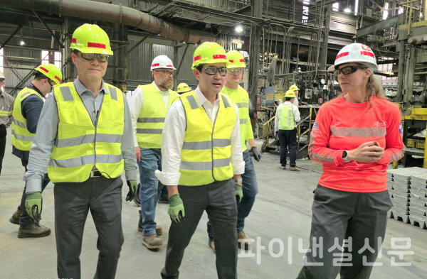 최윤범 고려아연 회장(앞줄 가운데)이 미국 현지 직원들과 함께 제련소 시설을 직접 둘러보고 있다. (사진=고려아연)