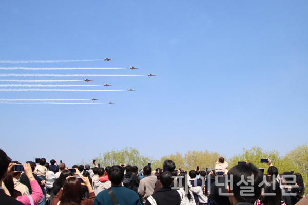 5일 오후 2시 블랙이글스 에어쇼를 보는 여의도 봄꽃축제 방문객들 (사진=황병우 기자)
