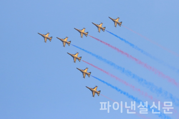 5일 오후 2시 여의도 봄꽃축제 현장 상공에서 펼쳐진 블랙이글스 에어쇼 (사진=황병우 기자)