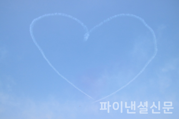 5일 오후 2시 여의도 봄꽃축제 현장 상공에서 펼쳐진 블랙이글스 에어쇼 (사진=황병우 기자)