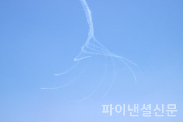 5일 오후 2시 여의도 봄꽃축제 현장 상공에서 펼쳐진 블랙이글스 에어쇼 (사진=황병우 기자)