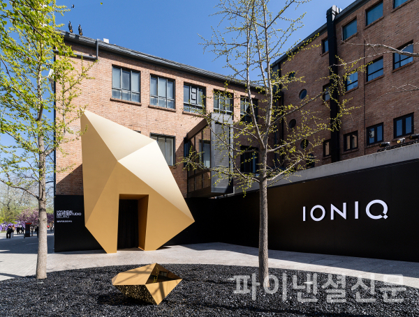 중국 아이오닉 브랜드 디자인 방향성을 상징하는 '디 오리진'에서 영감을 받아 현대 모터스튜디오 베이징 외관에 설치된 골든 게이트 (사진=현대차)