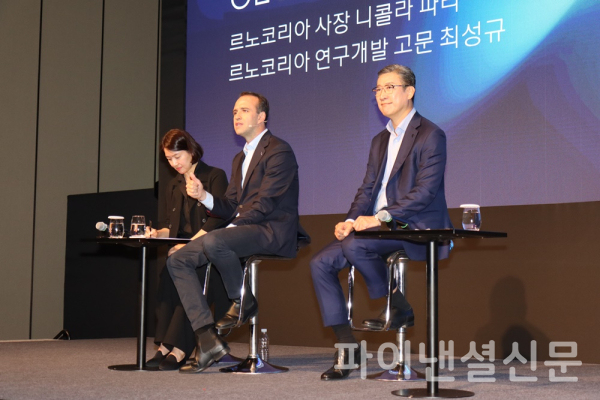 (왼쪽 두번째부터) 니콜라 파리 르노코리아 사장과 최성규 르노코리아 연구개발 고문이 14일 서울 용산구 그랜드 하얏트 호텔에서 열린 기자간담회에서 기자들의 질의에 답변하고 있다. (사진=황병우 기자)