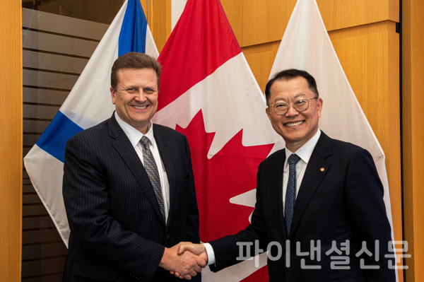 한화오션 김희철 대표(오른쪽)와 어빙조선소 더크 레스코 사장이 면담을 마친 뒤 기념촬영을 하고 있다. (사진=한화오션)