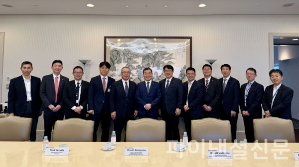 대우건설과 JGC 간 면담 후 단체 사진을 촬영하고 있다. 사진 왼쪽에서 5번째 JGC 대표이사 쇼지 야마다, 6번째 대우건설 대표이사 김보현 (사진=대우건설)
