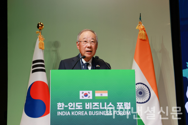 류진 한국경제인협회 회장이 20일 인도 뉴델리 바랏 만다팜에서 열린 ‘한-인도 비즈니스 포럼’에 참석해 인사말을 하고 있다. /사진=한경협<br>