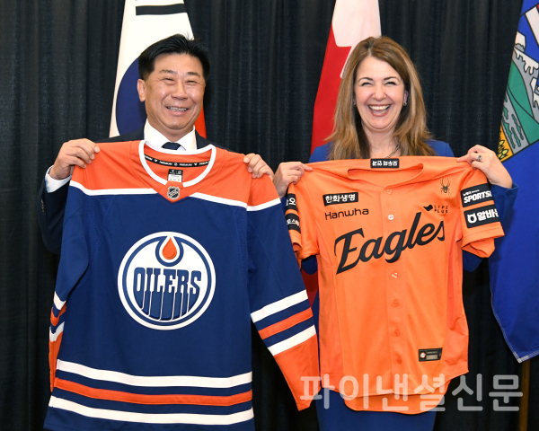 이재규 한화에너지 대표와 대니엘 스미스 앨버타주 주수상이 기념품을 교환하고 있다. (사진=한화그룹)
