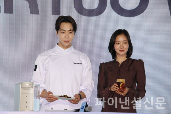 23일 오전 서울 성수동에서 진행된 '버츄오 월드 미디어 데이'에서  (왼쪽부터) 손종원 셰프와 네스프레소 브랜드 앰버서더 김고은 배우가 커피와 디저트 페어링을 선보이고 있다. (사진=황병우 기자)