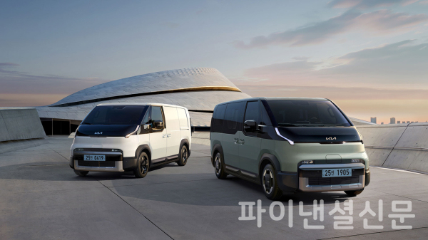 (왼쪽부터) PV5 카고 모델과 PV5 패신저 모델 (사진=기아)