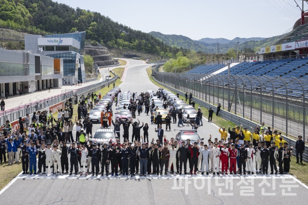 그리드워크 참가차량 및 참가자 단체사진 (사진=인제 GT 마스터즈 조직위)
