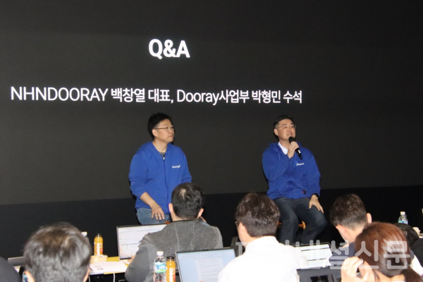 (왼쪽부터) 백창열 NHN두레이 대표와 박형민 두레이사업부 수석이 기자들의 질의에 답변하고 있다. (사진=황병우 기자)