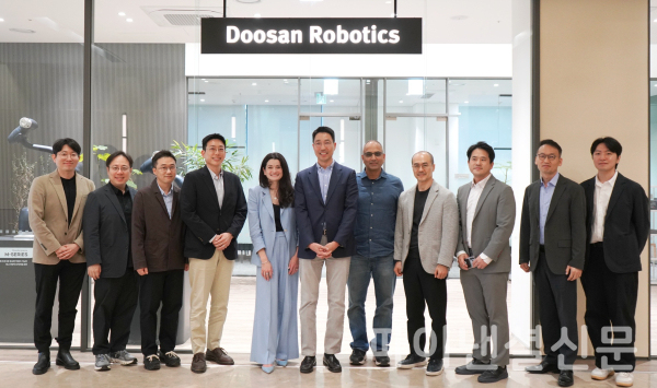 지난 4월 29일 성남시 분당구 소재 두산로보틱스 이노베이션 센터에서 두산로보틱스 김민표 대표(왼쪽 여섯째)와 엔비디아 매디슨 황 수석 이사(왼쪽 다섯째)가 관계자들과 기념사진을 촬영하는 모습 (사진=두산로보틱스)