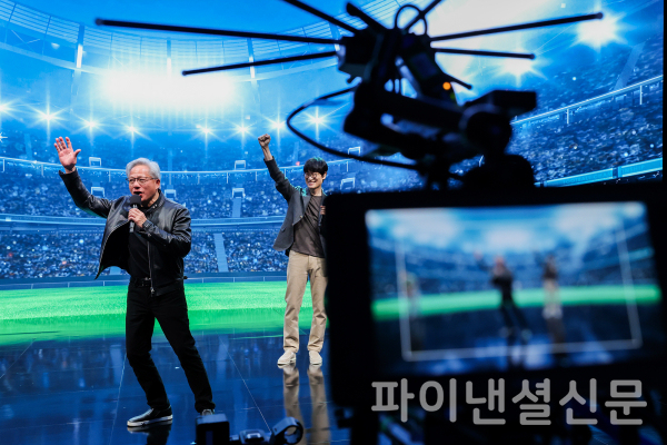 젠슨 황 엔비디아 CEO가 이해진 네이버 의장과 함께 네이버 1784 지하1층 비전스튜디오에서 진행된 치지직 라이브방송에 출연하는 모습 (사진=네이버)