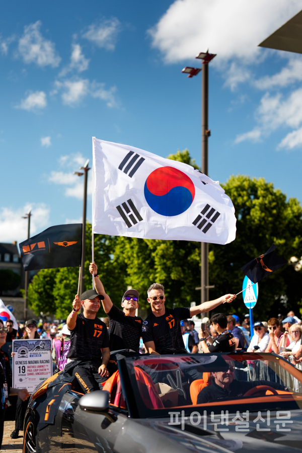 현지시간 12일 프랑스 르망에서 열린 드라이버 퍼레이드에서 제네시스 X 그란 컨버터블을 운전하는 제네시스 브랜드 파트너 겸 마그마 레이싱 어드바이저 재키 익스(운전석)와 (뒷자리 왼쪽부터) GMR 드라이버 마티스 자비에, 루이스 펠리페 데라니, 안드레 로테러가 퍼레이드를 진행하는 모습 (사진=제네시스)