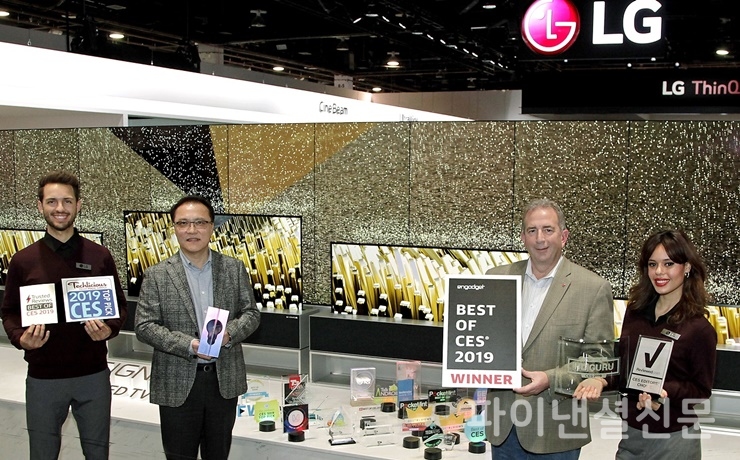 LG전자의 롤러블TV LG 시그니처 올레드 TV R이 CES 2019 주요 어워드에서 수상했다. (사진=LG전자)