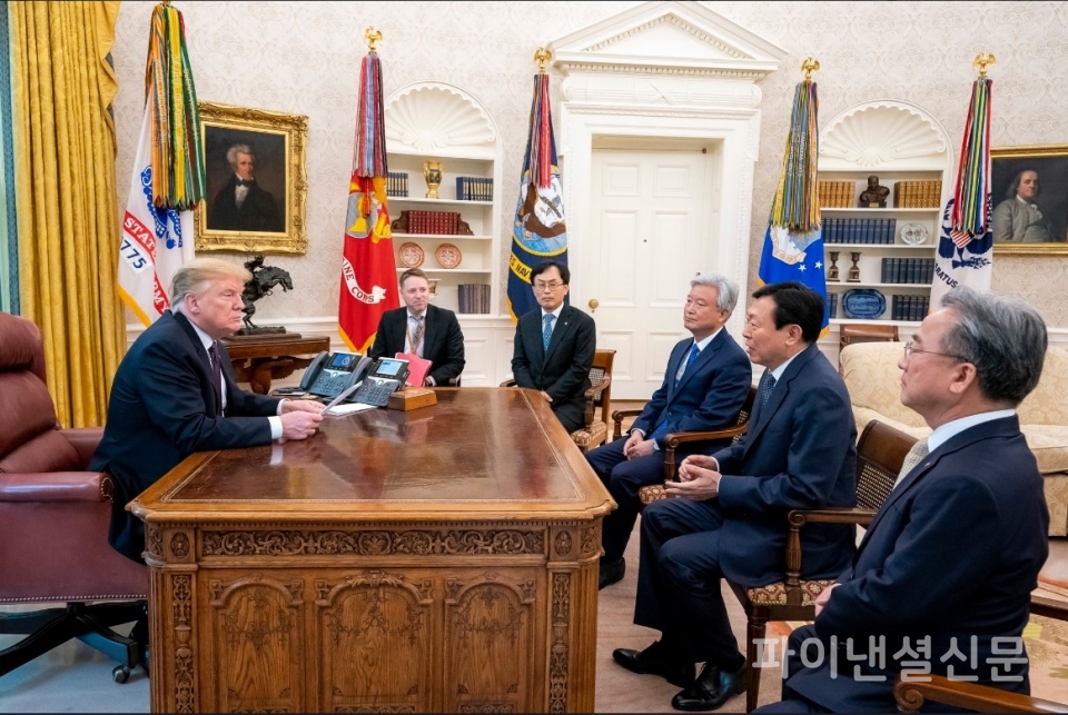 Donald J. Trump 트위터/‏Great to welcome Chairman Shin from Lotte Group to the WH. They just invested $3.1 BILLION into Louisiana-biggest investment in U.S. EVER from a South Korean company, & thousands more jobs for Americans. Great partners like ROK know the U.S. economy is running stronger than ever!왼쪽부터 도널드 트럼프 미국대통령, 매슈 포틴저 국가안전보장회의(NSC) 아시아 담당 선임보좌관, 김교현 롯데화학BU장, 조윤제 주미대사, 롯데그룹 신동빈 회장, 윤종민 롯데지주 경영전략실장/사진=트럼프대통령 트위터