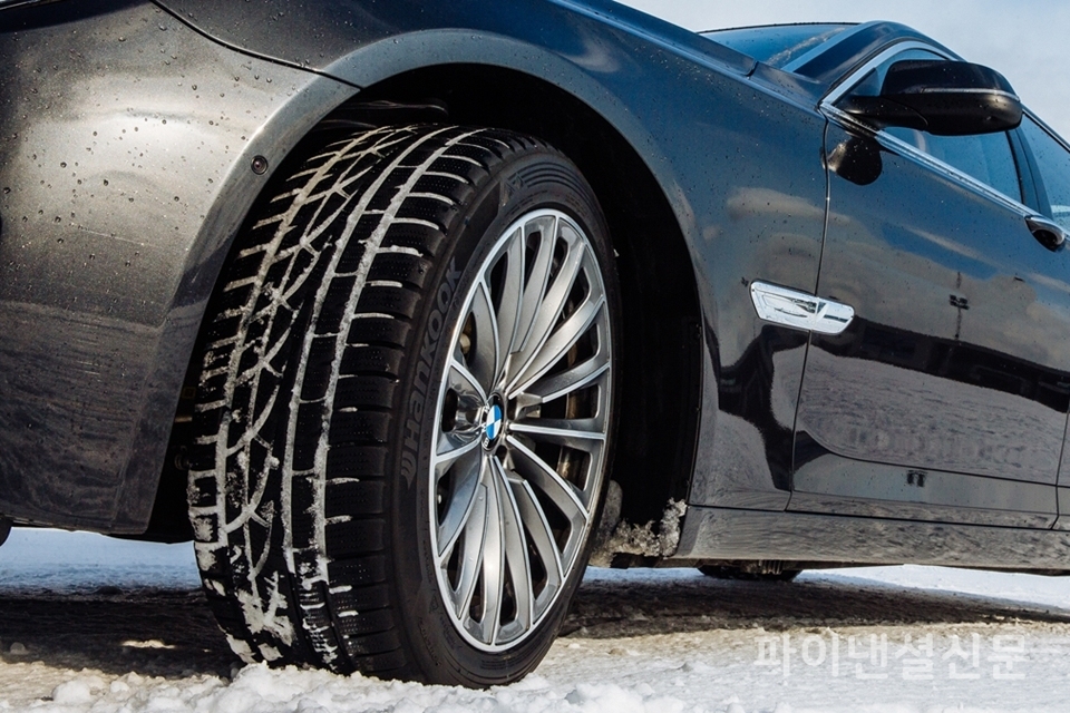 겨울철 안전운전을 위해 미리미 타이어 점검은 물론 겨울용 타이어를 준비하는 것이 좋다. (사진=한국타이어)