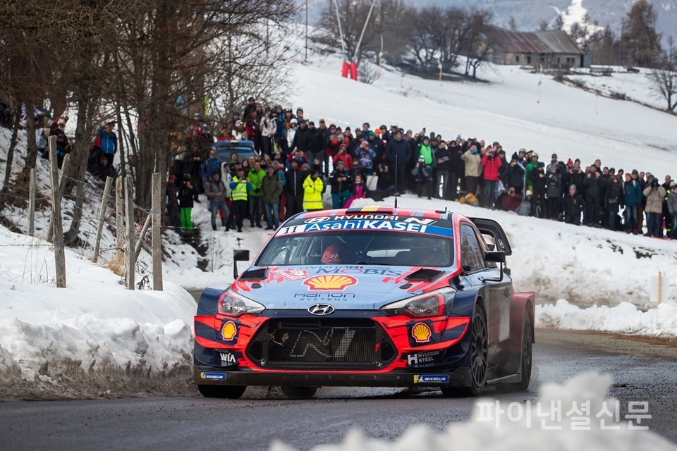 23~26일 2020 WRC 개막전으로 치러진 ​몬테카를로 랠리에서 우승을 차지한 현대자동차 'i20 Coupe WRC' 경주차가 얼어붙은 도로를 질주하는 모습. (사진=현대차)
