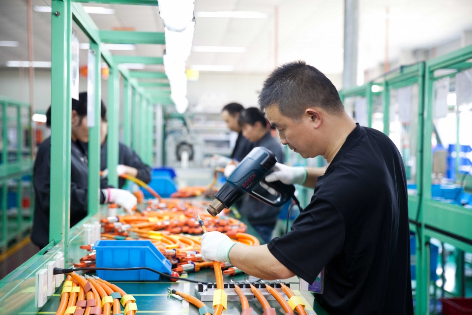 LS EV코리아 중국 사업장에서 직원들이 전기차용 하네스를 생산하고 있다. (사진=LS전선)