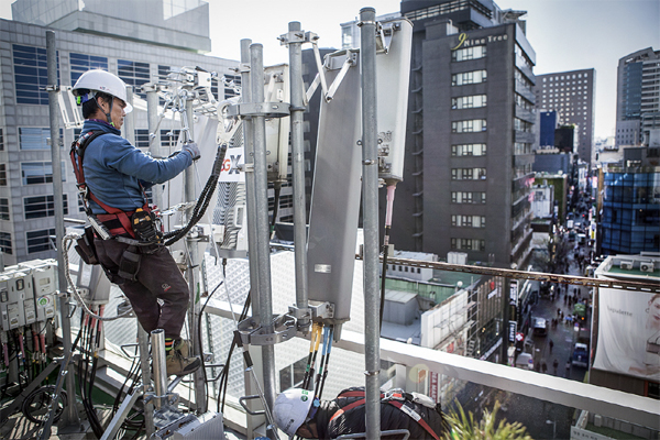 이동통신사 직원이 서울시내에서 건물에 설치된 5G 기지국을 점검하고 있다. (사진=SK텔레콤)