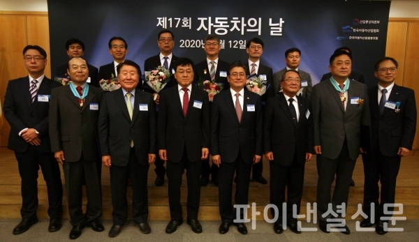 12일 제17회 자동차의 날 기념식이 열린 한국자동차산업협회 대회의실에서 정만기 한국자동차산업협회장(앞줄 왼쪽 네번째)를 비롯해 정부 포상을 받은 수상자들이 함께 기념사진을 촬영하고 있다. (사진=한국자동차산업협회)