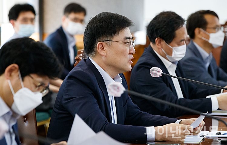 손병두 부위원장은 지난달 21일 서울 중구 은행연합회에서 금융리스크 대응반 회의를 진행하고 있는 모습/사진=금융위