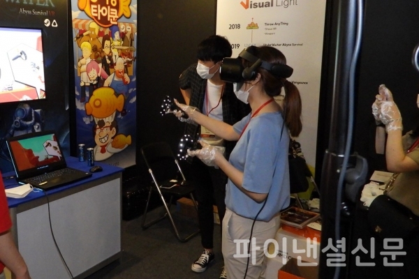 13일 코엑스에서 개막한 서울 VR·AR 엑스포 2020을 방문한 관람객이 VR 게임을 경험해보고 있다. (사진=황병우 기자)