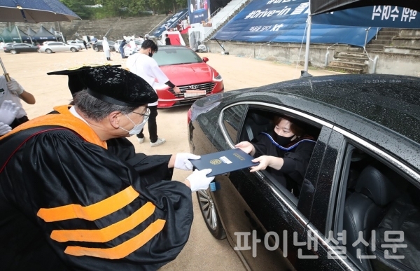 차량에 탑승한 채 졸업장을 받고 있는 졸업생 (사진=KT)