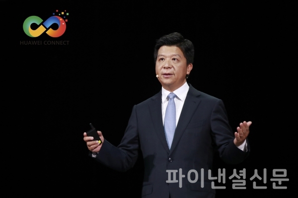 궈 핑 화웨이 순환 회장이 화웨이가 23일 중국 상하이에서 연례 글로벌 ICT 컨퍼런스인 '화웨이 커넥트 2020'의 기조 연설을 하고 있다./사진=화웨이
