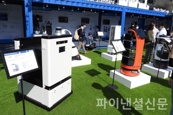'판교 자율주행 광장'에 전시된 자율주행 기술을 탑재한 AI 로봇들 (사진=황병우 기자)