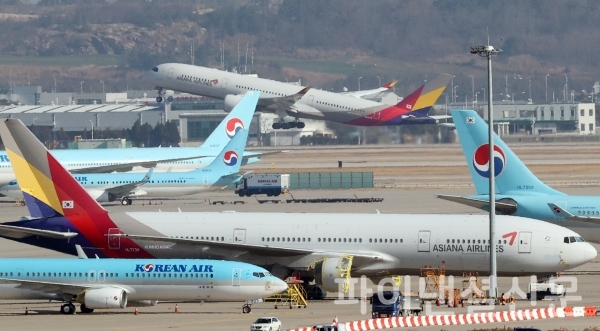 1일 오전 인천국제공항에 대한항공과 아시아나항공 양사 여객기들이 주기돼 있는 모습/사진=연합뉴스