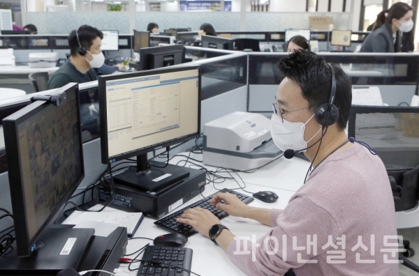 신한은행 디지털영업부 직원들이 일하는 모습 /사진=신한은행