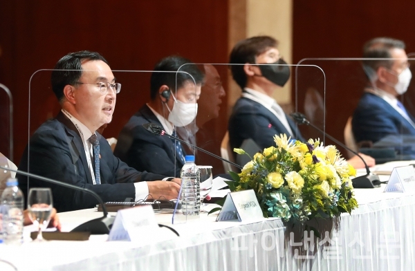 문승욱 산업부 장관(왼쪽 첫번째)이 17일 오후 개최된 카자흐 대통령 참석 '비즈니스 라운드 테이블'에서 한국 측 정부 대표 발언을 하고 있다. (사진=산업부)
