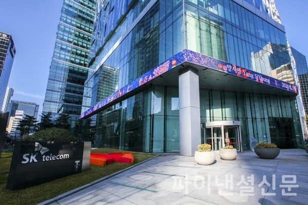 SK텔레콤은 서울 중구 을지로 본사와 대전서구 문정로 둔산 사옥에 설치한 미디어 월(Media Wall)을 활용해 예술 작가들의 작품 전시를 지원한다고 밝혔다. 사진은 SKT 을지로 본사 미디어 월에 전시된 작품의 모습 (사진=SKT)