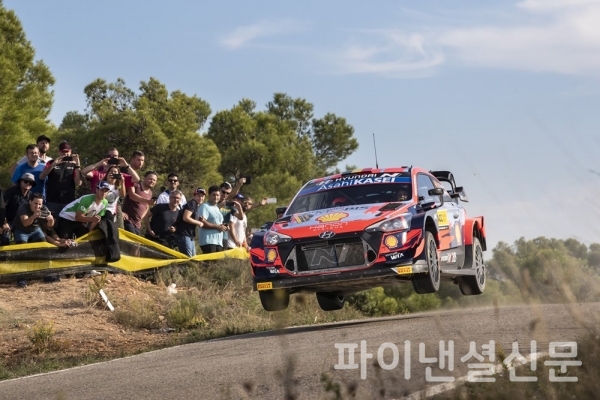 ‘2021 월드랠리챔피언십’ 11차 대회 스페인 랠리에서 현대자동차 ‘i20 Coupe WRC’ 랠리카가 주행하고 있는 모습 (사진=현대차)
