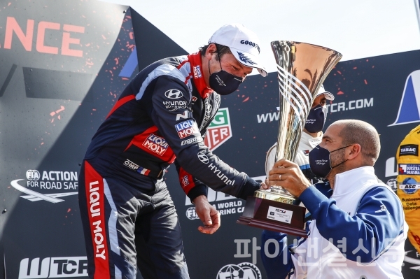 프랑스에서 열린 ‘2021 WTCR(World Touring Car Cup)’ 6차전 두 번째 결승 레이스에서 우승을 차지한 잔 칼 버네이(Jean-Karl Vernay, 엥슬러 현대 N 리퀴몰리 레이싱팀 소속) 선수 (사진=현대차)