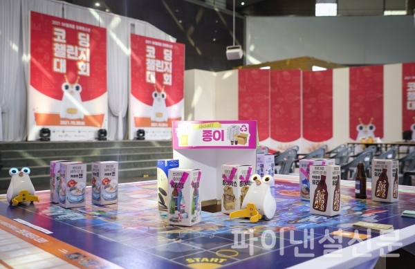 사진은 서울 KBS 신관에 마련된 행복코딩챌린지 경기장에 자원재활용을 주제로 한 코딩 과제와 코딩로봇이 준비된 모습. (사진=SKT)