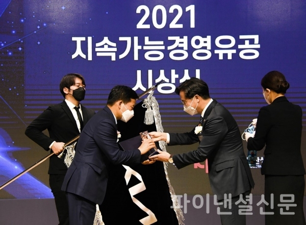 기아가 1일 산업통상자원부, 중소벤처기업부 주최, 한국생산성본부 주관으로 서울 중구 대한상공회의소에서 열린 '2021 지속가능경영유공 정부포상' 시상식에서 국무총리 표창을 수상했다. 사진은 기아 김상대 기업전략실장(전무, 왼쪽 2번째)이 산업통상자원부 박진규 차관(왼쪽 3번째)으로부터 '2021 지속가능경영유공 정부포상' 국무총리 표창을 수상하는 모습. (사진=기아)