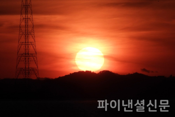 31일 인천광역시 석모도 하리선착장에서 촬영한 2021년 신축년의 마지막 태양의 모습 (사진=황병우 기자)