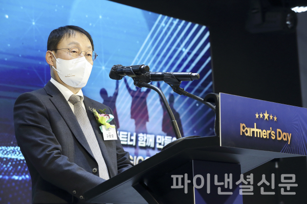 KT는 18일 노보텔 앰배서더 서울 동대문에서 '제 8회 파트너스데이(Partner's Day)'를 개최했다고 밝혔다. 사진은 KT 구현모 대표가 환영사를 하고 있는 모습 (사진=KT)
