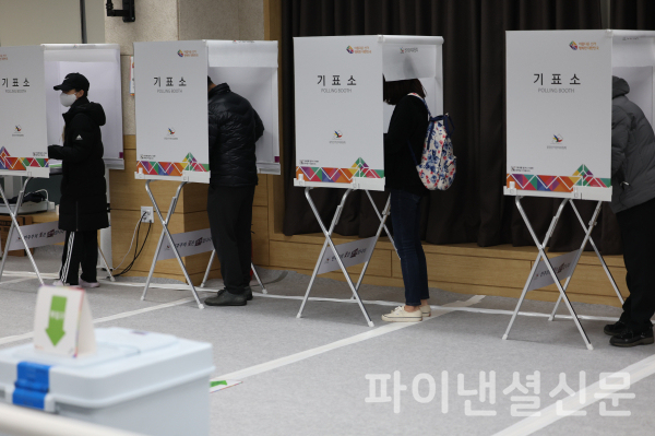 제20대 대통령선거 사전투표가 시작된 4일 가락1동 주민센터에 마련된 사전투표소에서 시민들이 투표를 하고 있다. /사진=연합뉴스