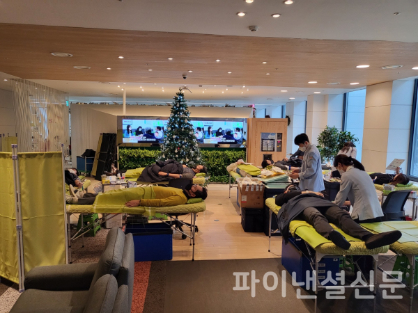 지난해 12월 서울 종로구 SK 서린사옥에서 구성원들이 헌혈에 참여한 모습. (SK 제공)=사진=SK그룹