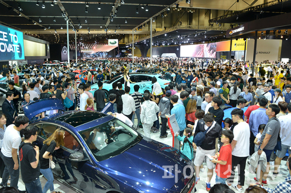 지난 2018 부산국제모터쇼에 많은 관람객들이 모터쇼에 전시된 차량들을 관람하는 모습 (사진=부산국제모터쇼 사무국)