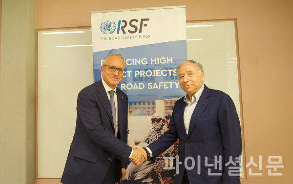 브리지스톤 로랑 다흐투 BSEMIA CEO(왼쪽)가 장 토드 UN 사무총장 도로안전 특별대사(오른쪽)와 기부금 전달식에서 악수를 하고 있다. (사진=브리지스톤)